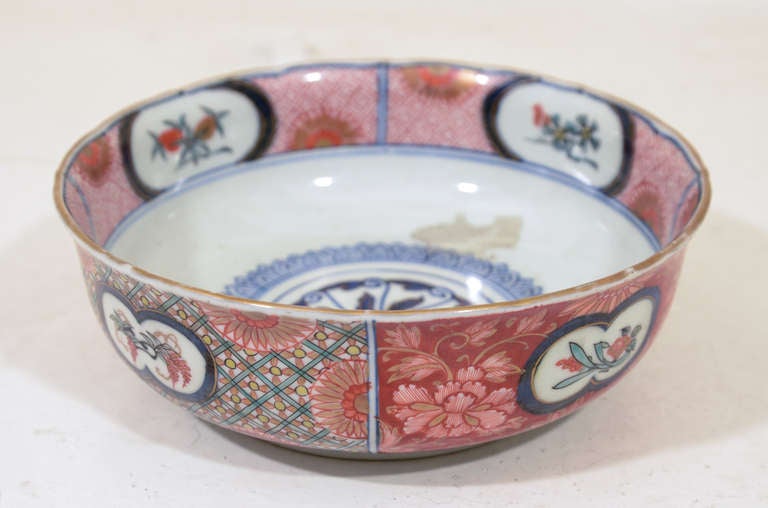 Japanese Porcelain Imari Bowl In Excellent Condition For Sale In New York, NY