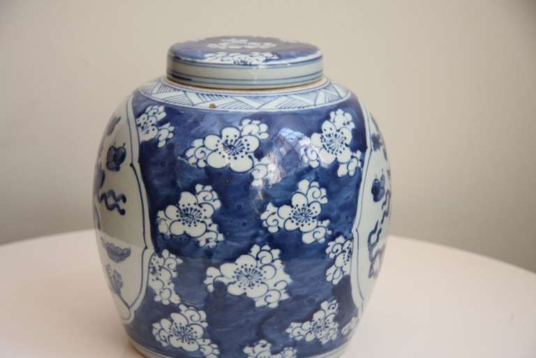 Hand-Painted Antique Chinese Blue and White Porcelain Ceramic Covered Jar For Sale