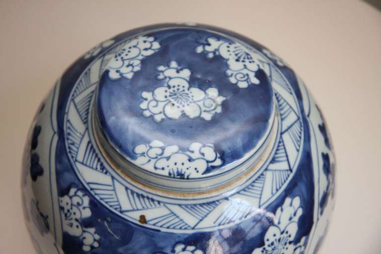 Antique Chinese Blue and White Porcelain Ceramic Covered Jar In Excellent Condition For Sale In New York, NY