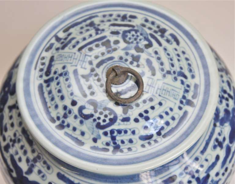 Chinese Blue and White Porcelain Ceramic Covered Jar or Lamp Base  In Excellent Condition For Sale In New York, NY