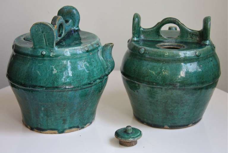 Pair Antique Chinese Green Porcelain Wine Urns In Excellent Condition In New York, NY