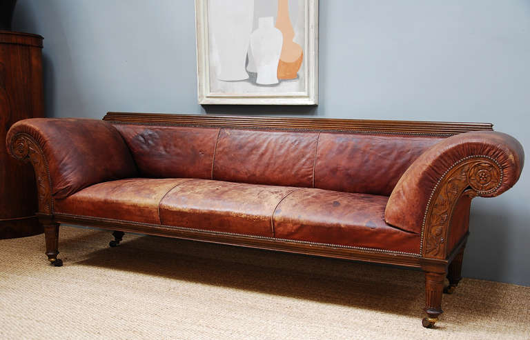 An Oak Framed Railway Sofa In Good Condition In Henley-on Thames, Oxfordshire