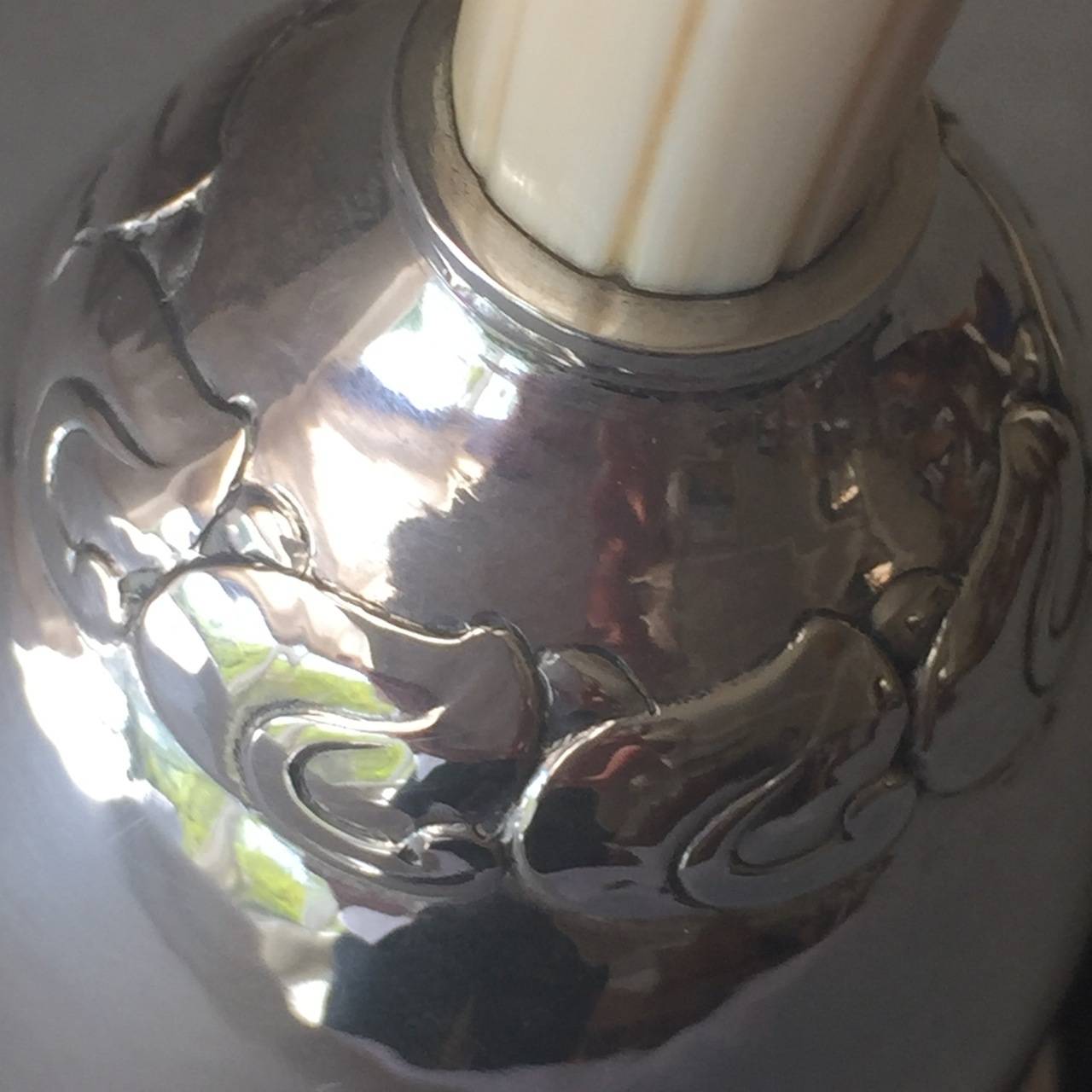 Evald Nielsen 830 silver Art Deco table bell.
Art Deco table bell with foliate motif. Completely hand-wrought on an ebony stand. Very heavy with a nice ring. Incredibly rare.

830 silver.
Dimensions: 5