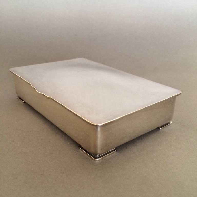 Scatola per ricordi con piede in argento Georg Jensen, di Gundorph Albertus, n. 507D. Realizzato a mano e in ottime condizioni.

Disegnatore: Gundorph Albertus.
 
Fabbricante: Georg Jensen.
 
Design: 507D.
 
circa: Dopo il 1945. 
