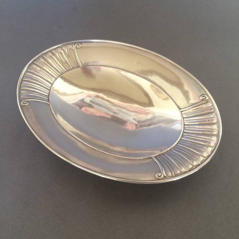 Beautiful Georg Jensen serving footed dish no. 45 by Johan Rohde.
This design is also known as 