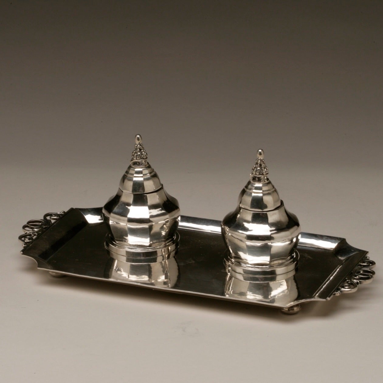 Georg Jensen double inkwell, no. 303. 

830S, circa 1919. 

Very good condition.

Measures: 12