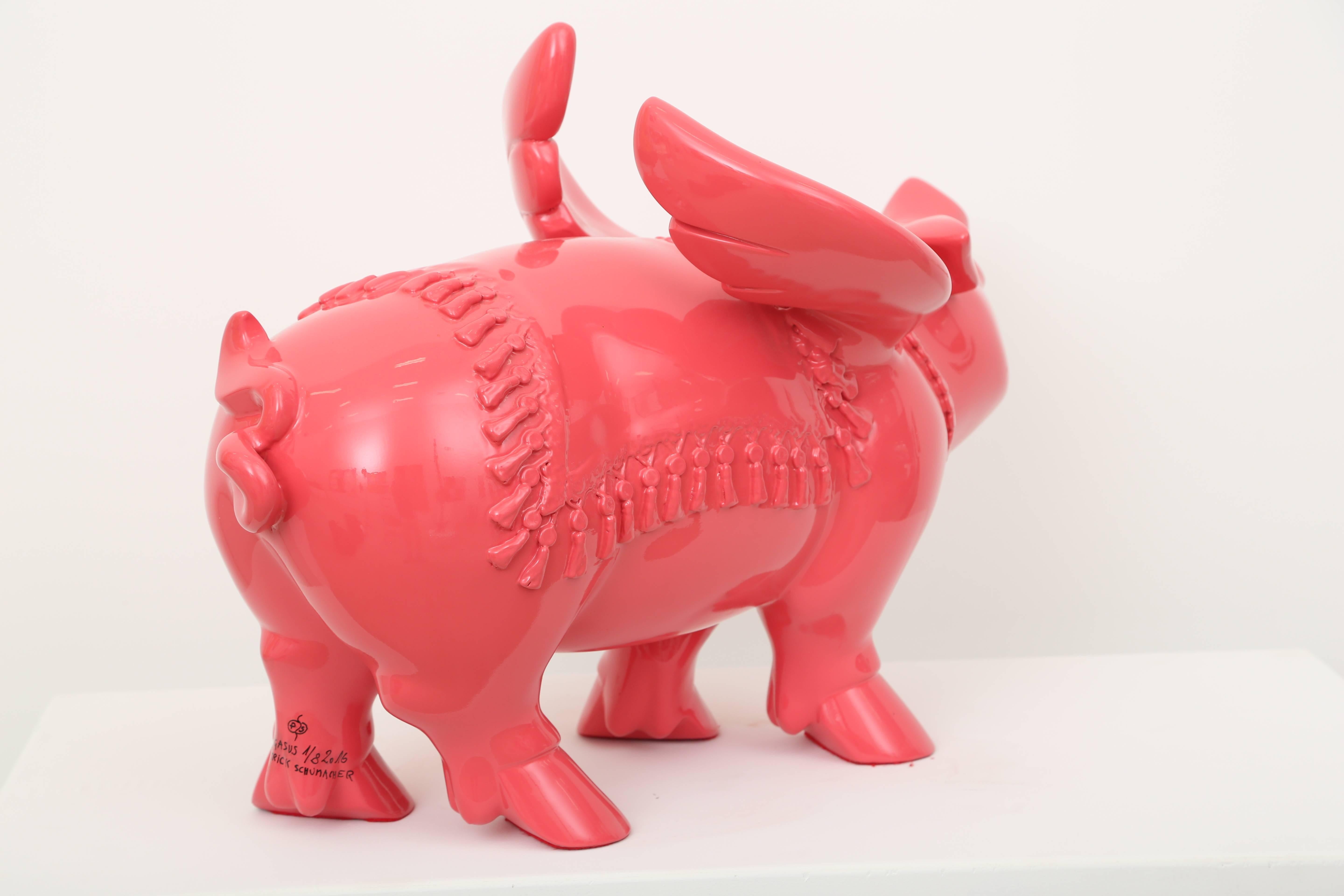 Pigasus - Escultura de resina de cerdo rosa - Sculpture Contemporáneo de Patrick Schumacher