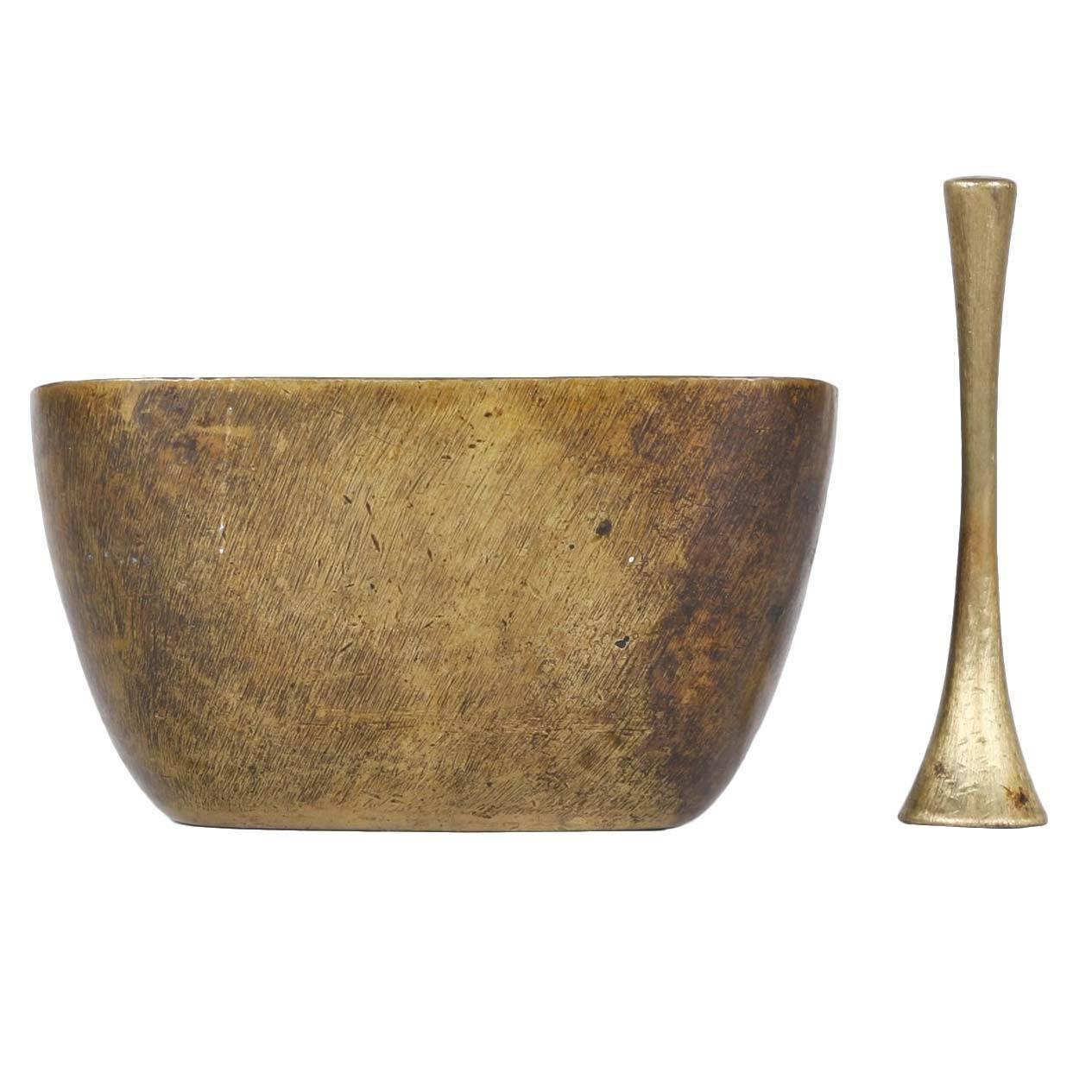 The ashtray comes together with a extinguisher in brass and shows Austrian mid-20th century design at its best. The similarity between Auböck and Hagenauer can be seen very good at this piece.