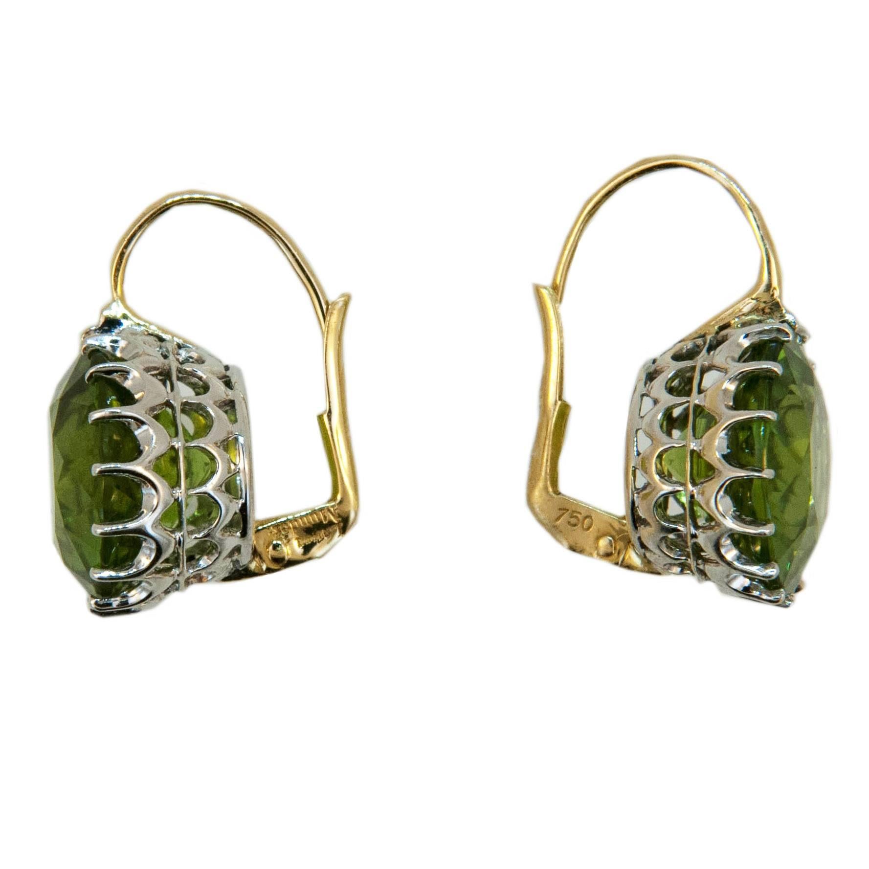 Laura Munder 13.5 millimeter Peridot Drops on a Wire Gold Earrings In Excellent Condition In West Palm Beach, FL