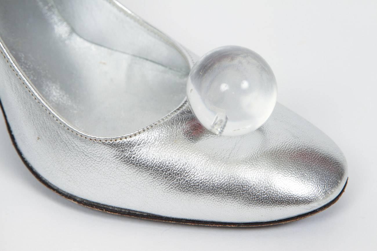 Charles Jourdan Silver Leather High Heels w/Lucite Ball Detail at Toe & Heel In Excellent Condition In Studio City, CA