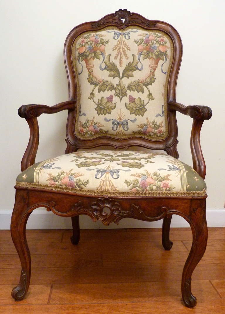 Fauteuil italien en noyer sculpté vénitien du 18e siècle.