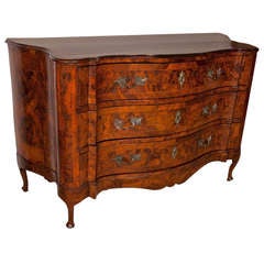 Italian Walnut Serpentine Commode, 18th Century 9