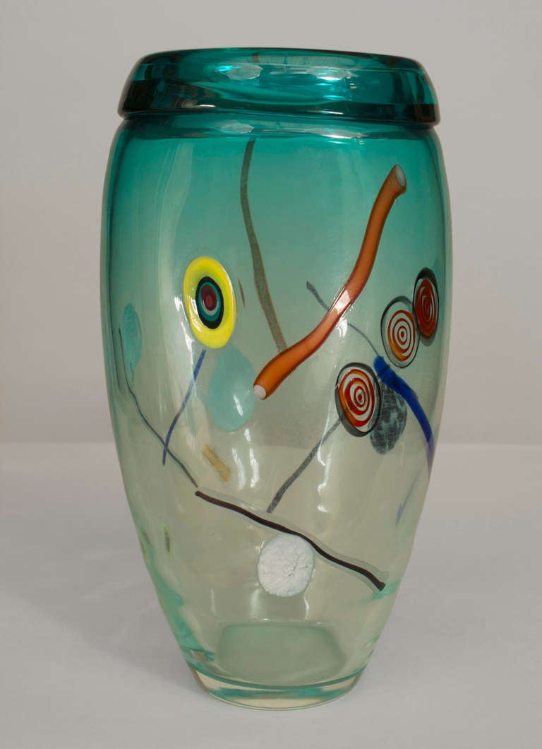 Vase italien des années 1970 en verre de Murano avec des lignes multicolores appliquées et une décoration en forme de cercle. (fabriqué par SEGUVIO ; conçu par AURELIANO TOSO)
