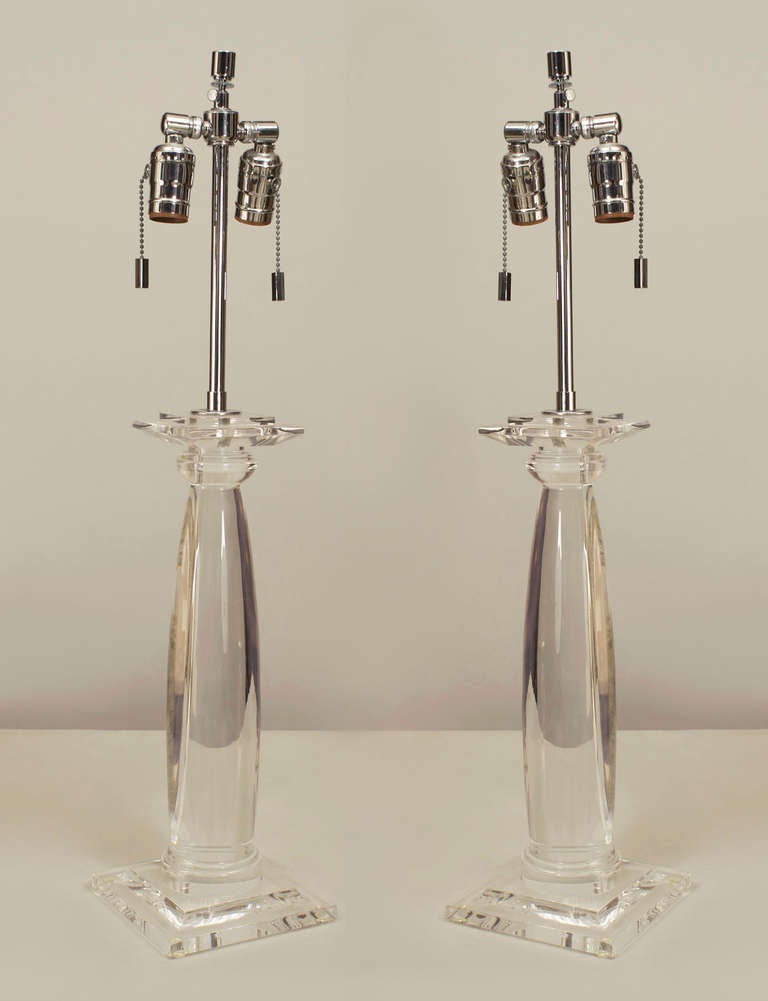 Paire de lampes de table américaines des années 1960 en Lucite : colonne ronde entre une base carrée et un sommet avec un poteau chromé et un groupe de 2 lampes (attribuées à KARL SPRINGER) (PRIX PAR PAIRE).
