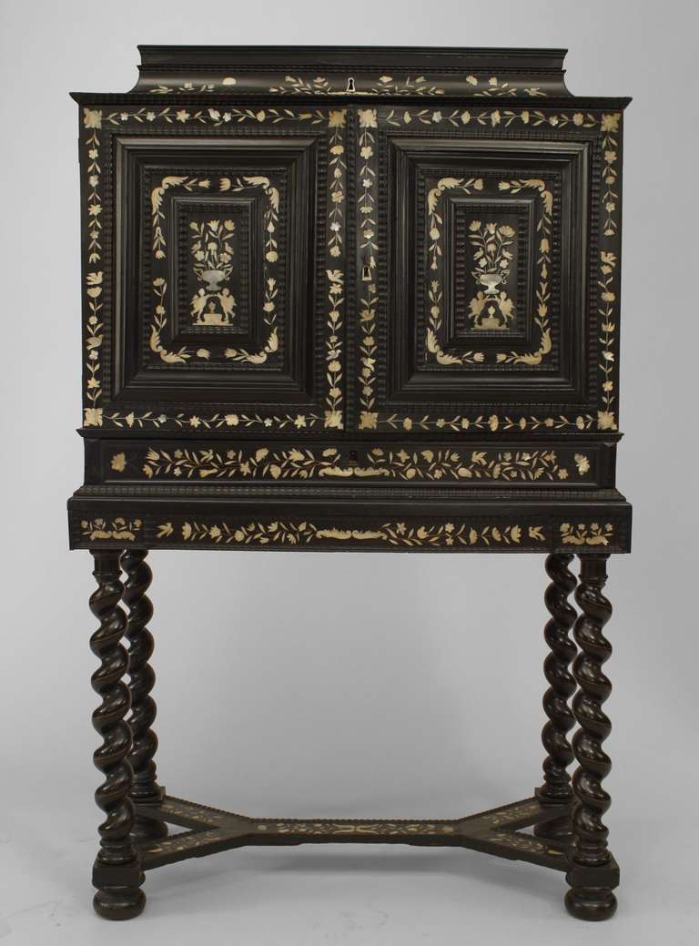 Finely Painted Late 17th c. Flemish Baroque Cabinet In Excellent Condition In New York, NY