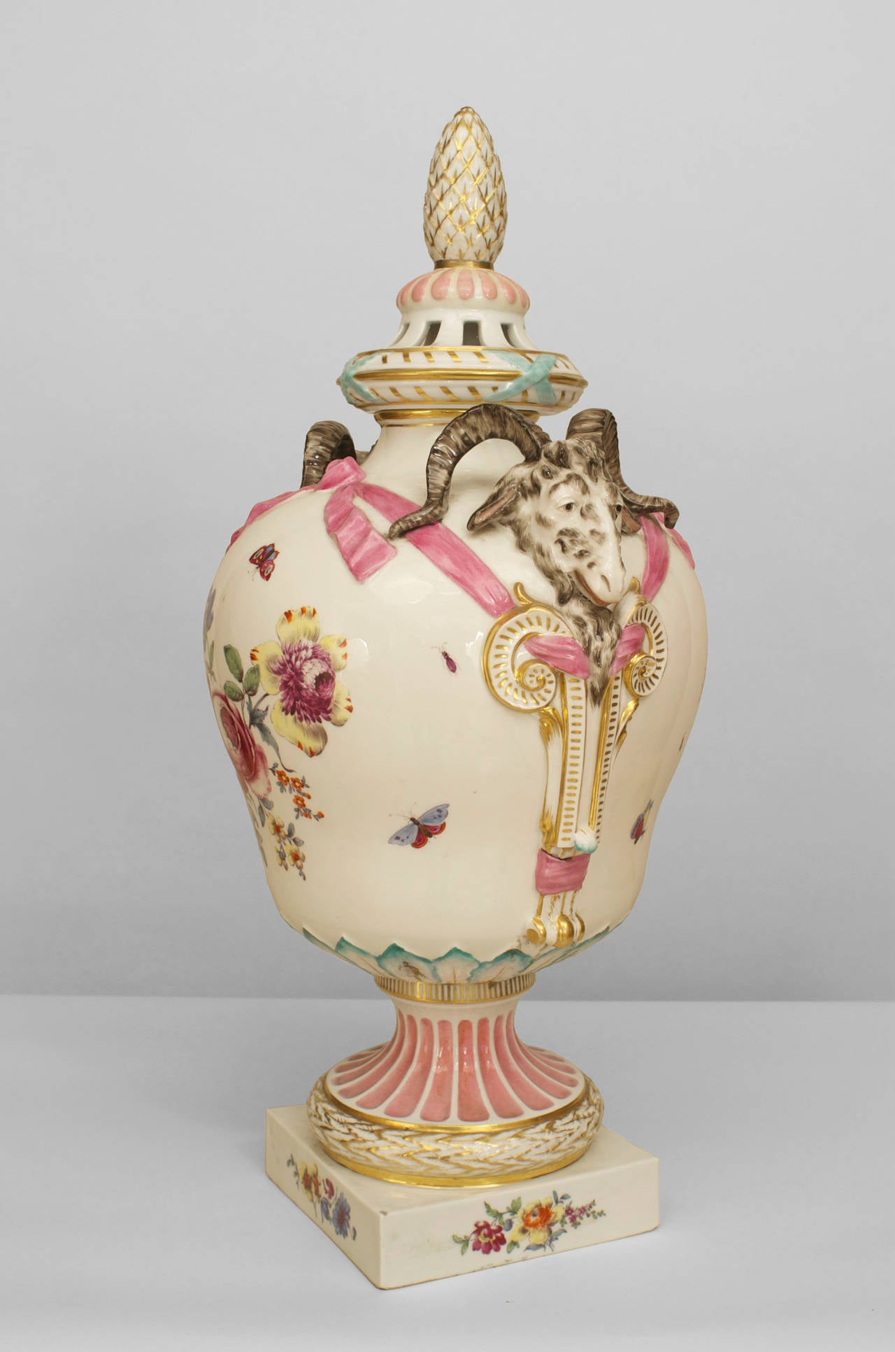 Feine kontinentale deutsche Porzellanurne aus dem 18. Jahrhundert:: dekoriert (Louis XVI.) im Angebot