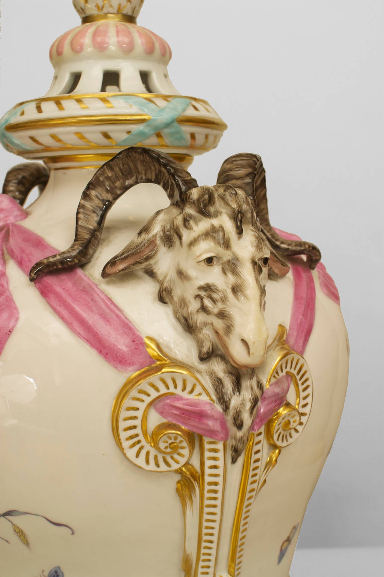 A Fine 18th Century Continental German Porcelain Decorated Urn In Excellent Condition For Sale In New York, NY