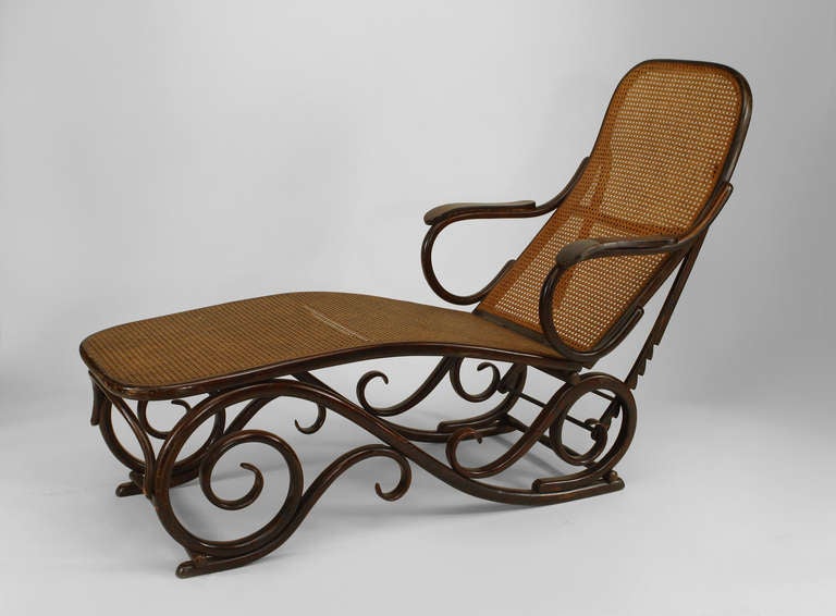 Österreichische Bugholzliege (19./20. Jahrhundert) aus Buche mit verstellbarer Rückenlehne und Schilfrohrplatten. (MICHAEL THONET zuzuschreiben)
