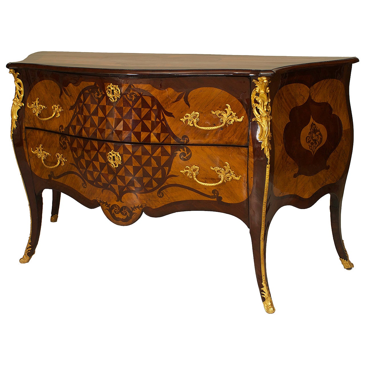 Commode continentale rococo en acajou doré