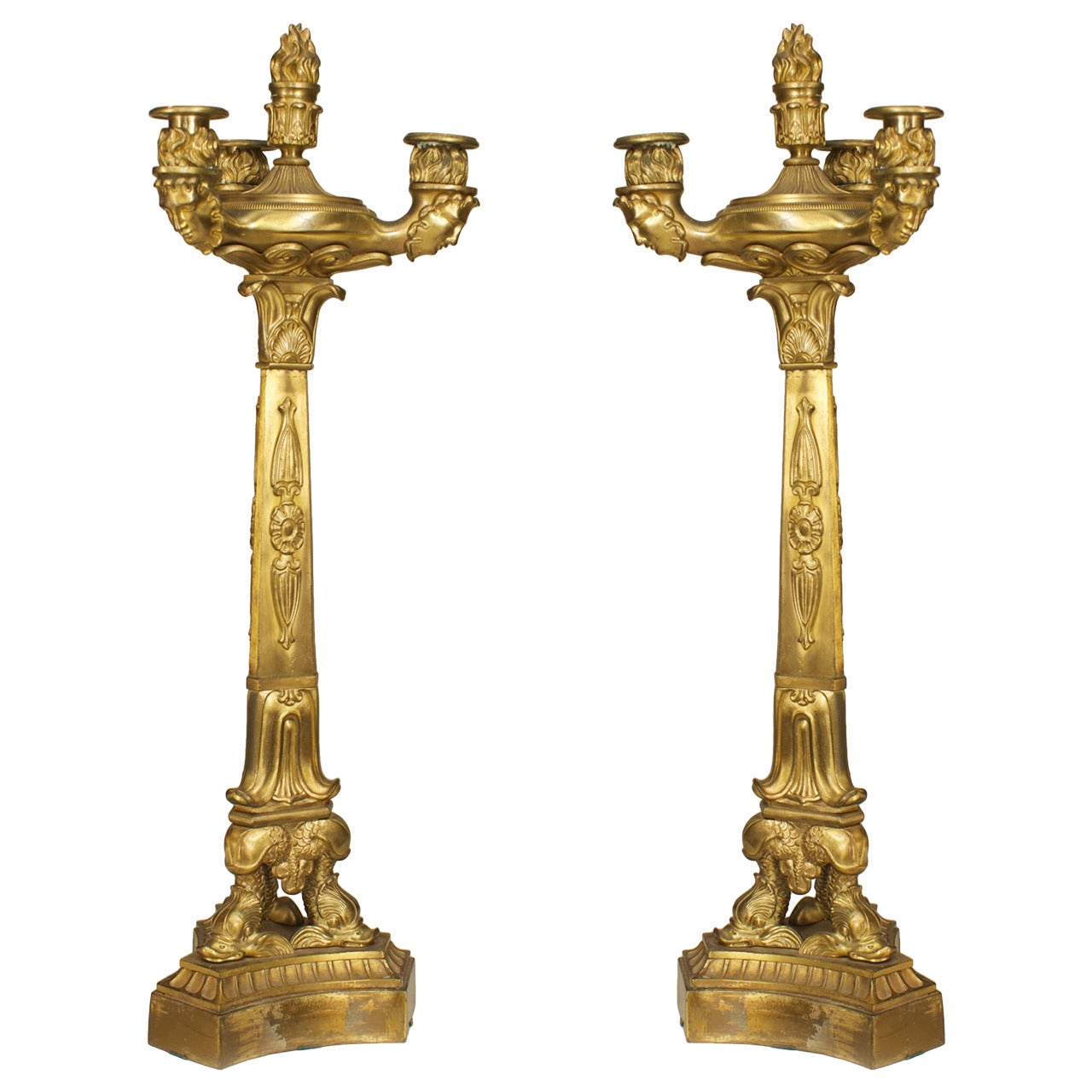 Feines Paar französischer restaurierter vergoldeter Bronzekandelaber aus der Zeit der Restauration