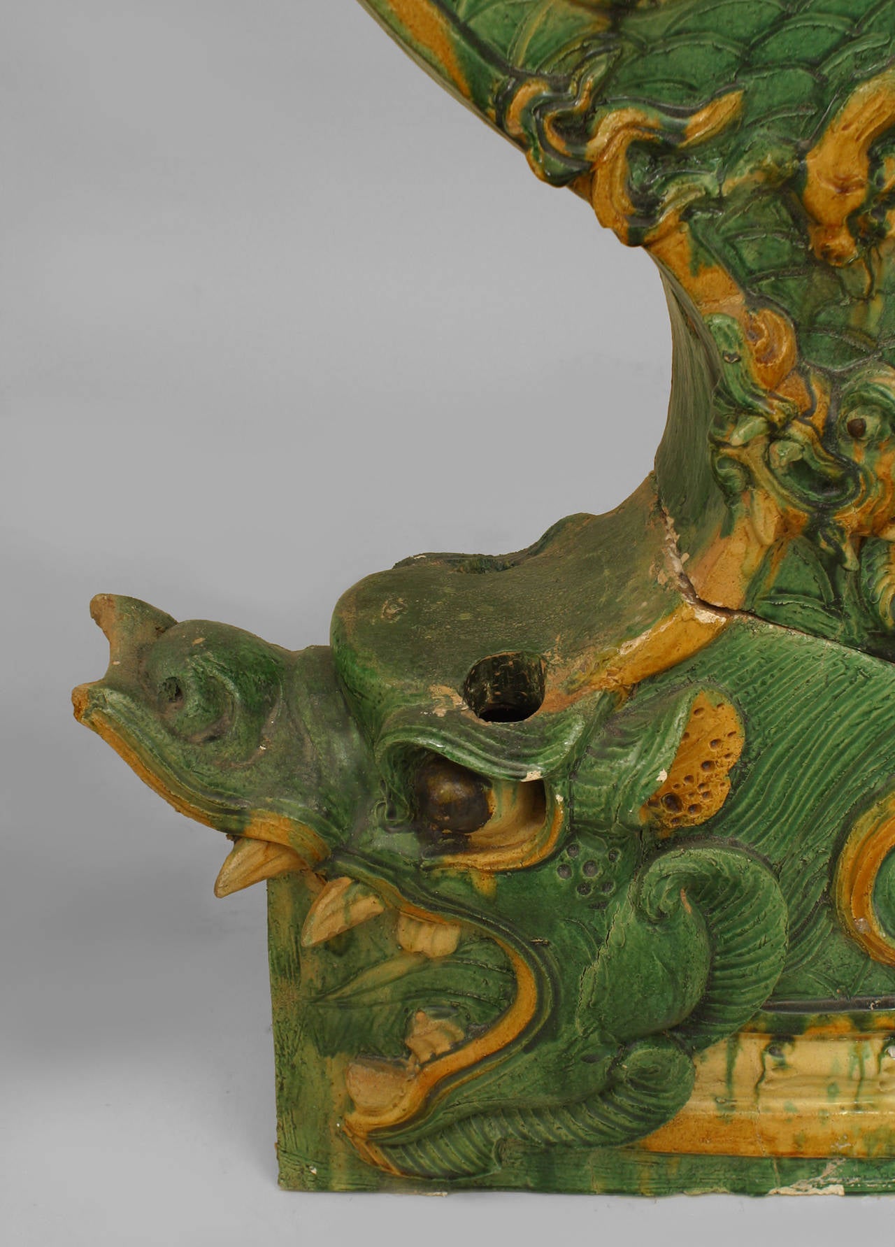 XVIIIe siècle et antérieur Paire de tuiles de toit en forme de dragon de la dynastie chinoise Ming