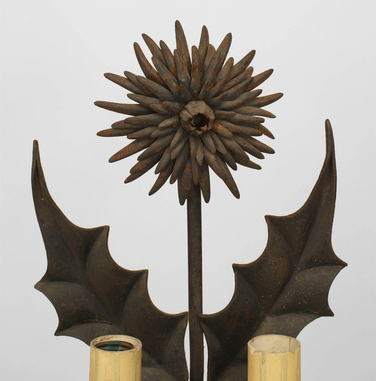 Mouvement esthétique Paire de lampadaires anglais esthétiques en fer forgé à motifs floraux