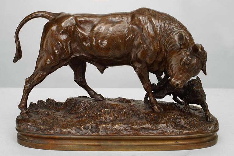 Bronze français représentant un taureau avec un chien attaquant sur une base ovale (Valton) (19/20ème Cent.)
