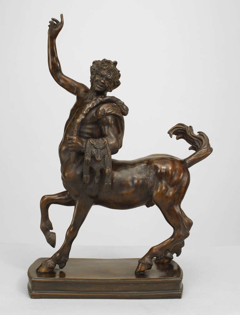 Italienische Bronzefigur im neoklassischen Stil (20. Jh.) eines Zentauren mit erhobener Hand und Stab in der Hand mit dunkelbrauner Patina (ähnlich BAS012)
