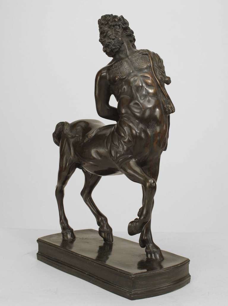 Figure de Centaure barbu en bronze de style néo-classique italien (20e siècle) ayant les deux mains attachées dans le dos, à patine sombre. (similaire à BAS011)
