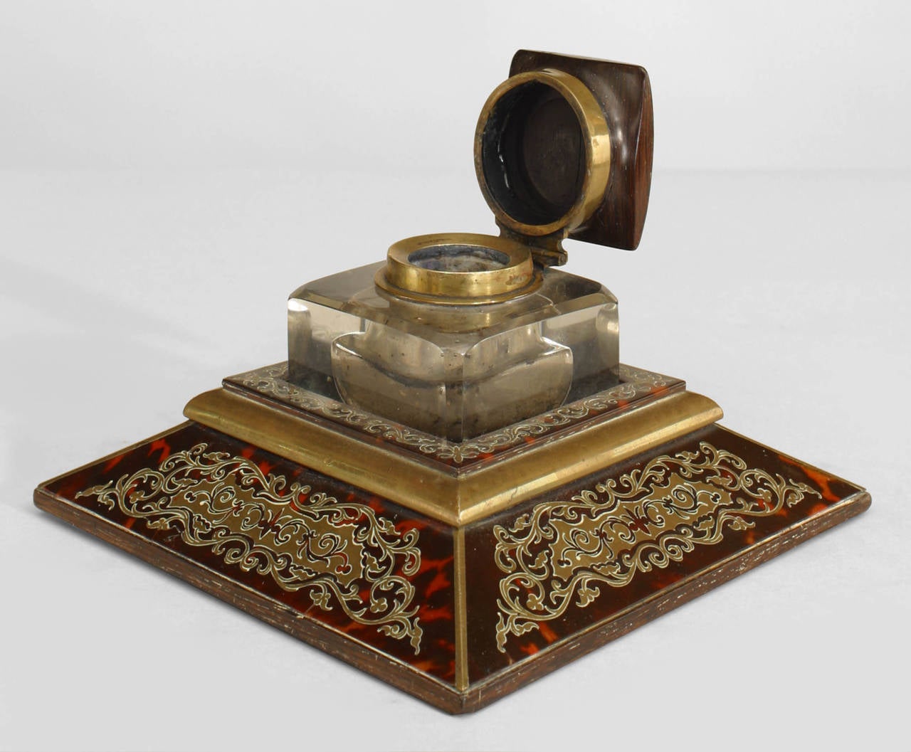 French Victorian Boule Brass Inkwell In Good Condition For Sale In New York, NY