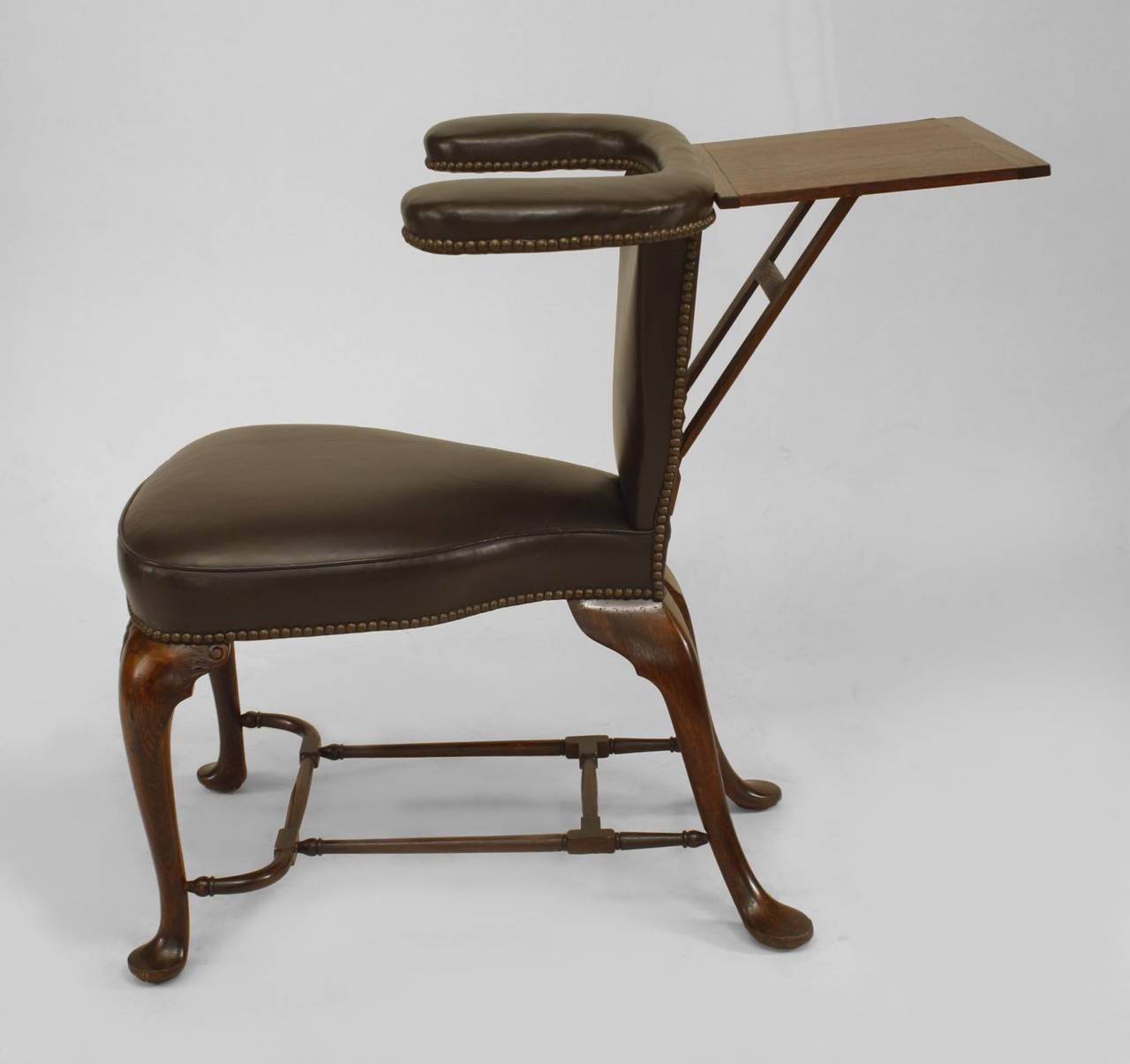 Chaise de lecture anglaise de style Queen Anne (19e siècle) en chêne avec revêtement en cuir brun et tablette rabattable.
