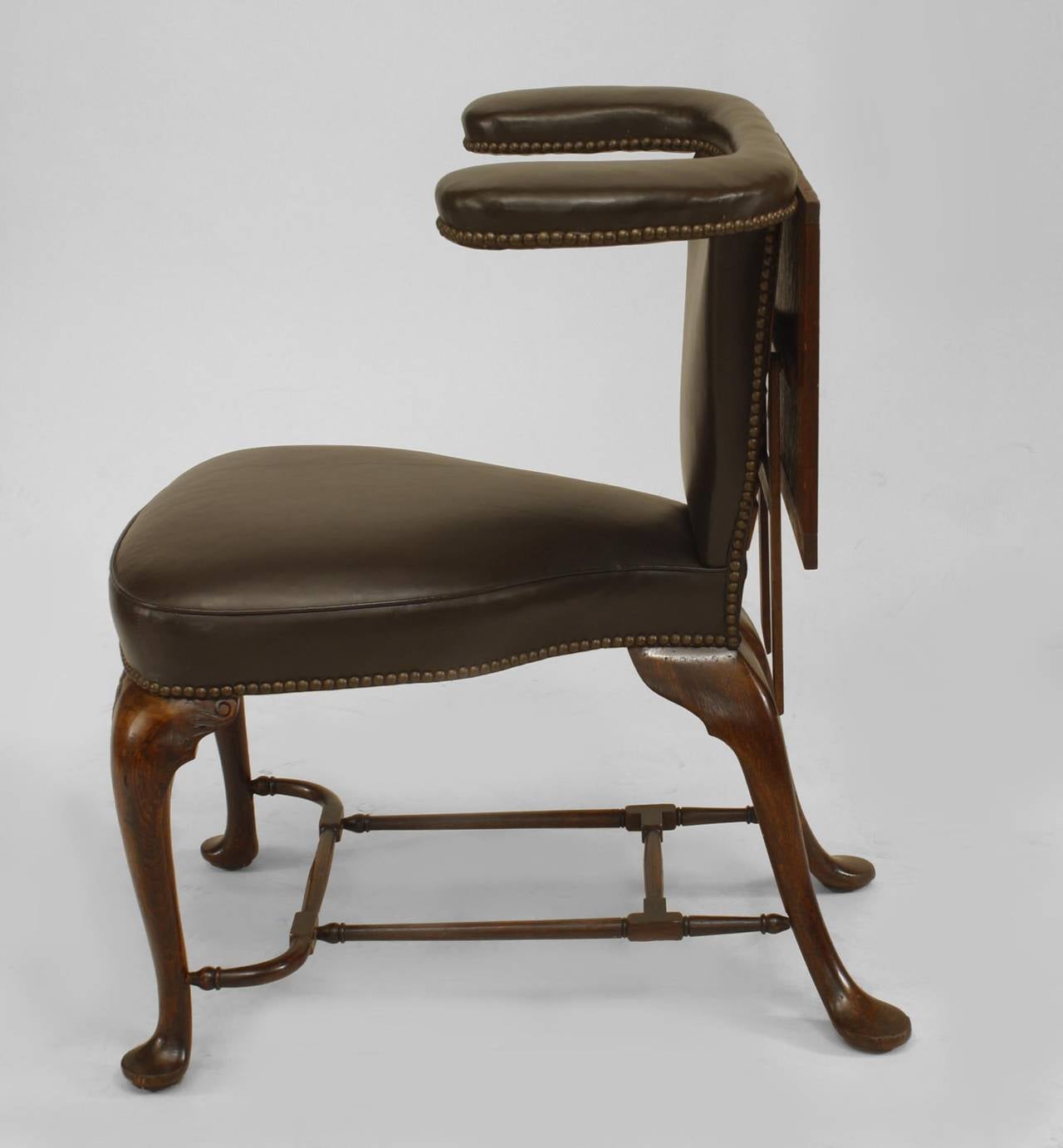 Fauteuil de lecture anglais en chêne et cuir Queen Anne Bon état - En vente à New York, NY