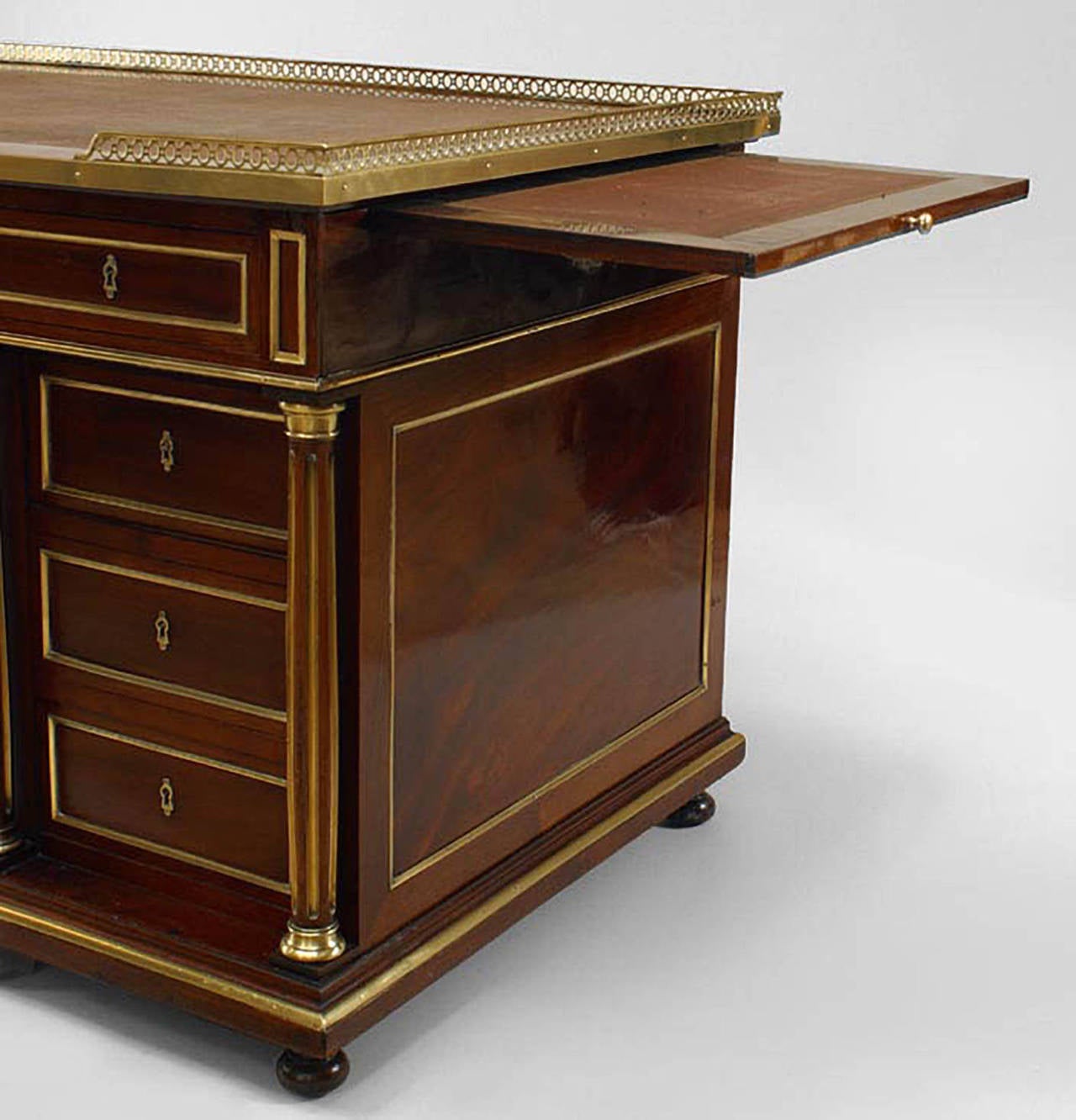 Mahagoni-Knielöcher-Schreibtisch im Louis-XVI.-Stil (19. Jahrhundert) im Angebot