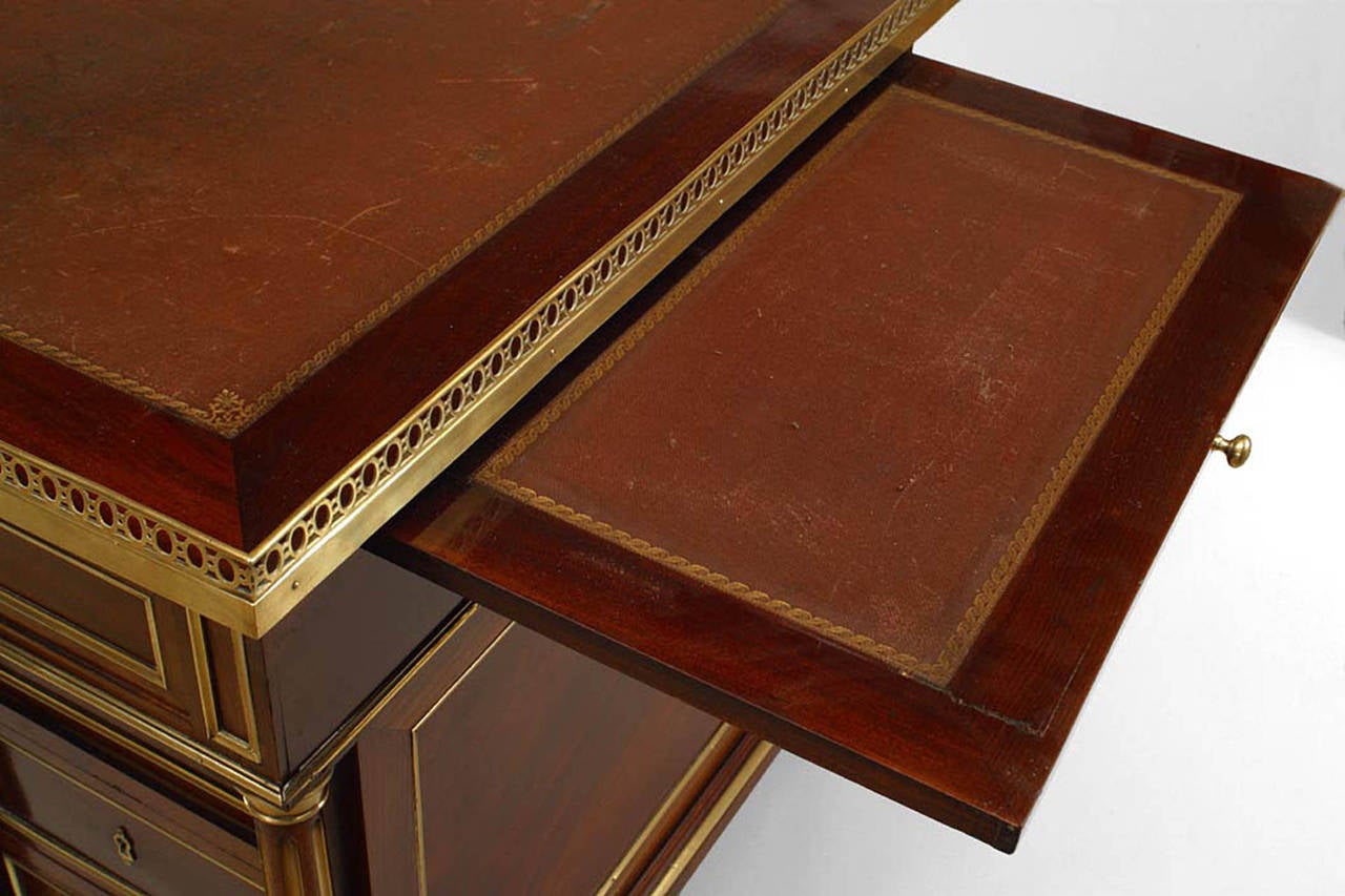 Mahagoni-Knielöcher-Schreibtisch im Louis-XVI.-Stil (Messing) im Angebot