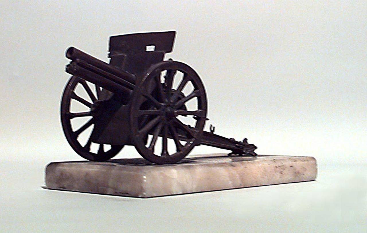 French bronze World War I (19/20th Century) field cannon on rectangular white marble base
