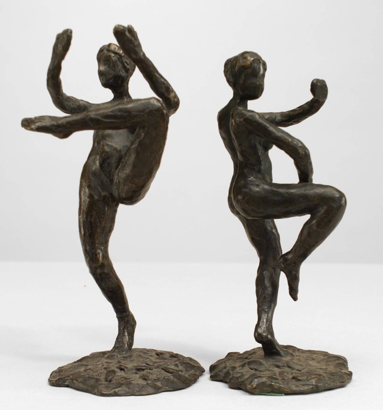 Pareja de figuras femeninas estilizadas de bronce de diseño francés de posguerra de los años 1980/90 (firmadas LaROCHE)
