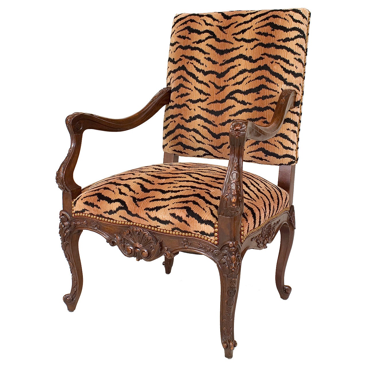 Fauteuil Régence français en faux tigre en vente