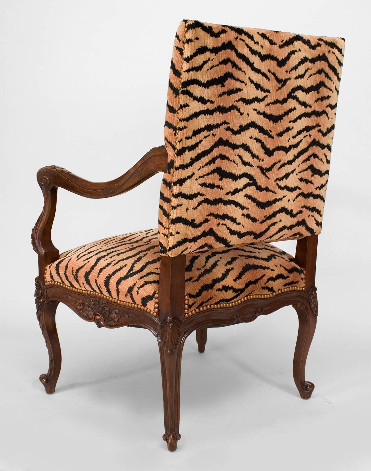 Français Fauteuil Régence français en faux tigre en vente