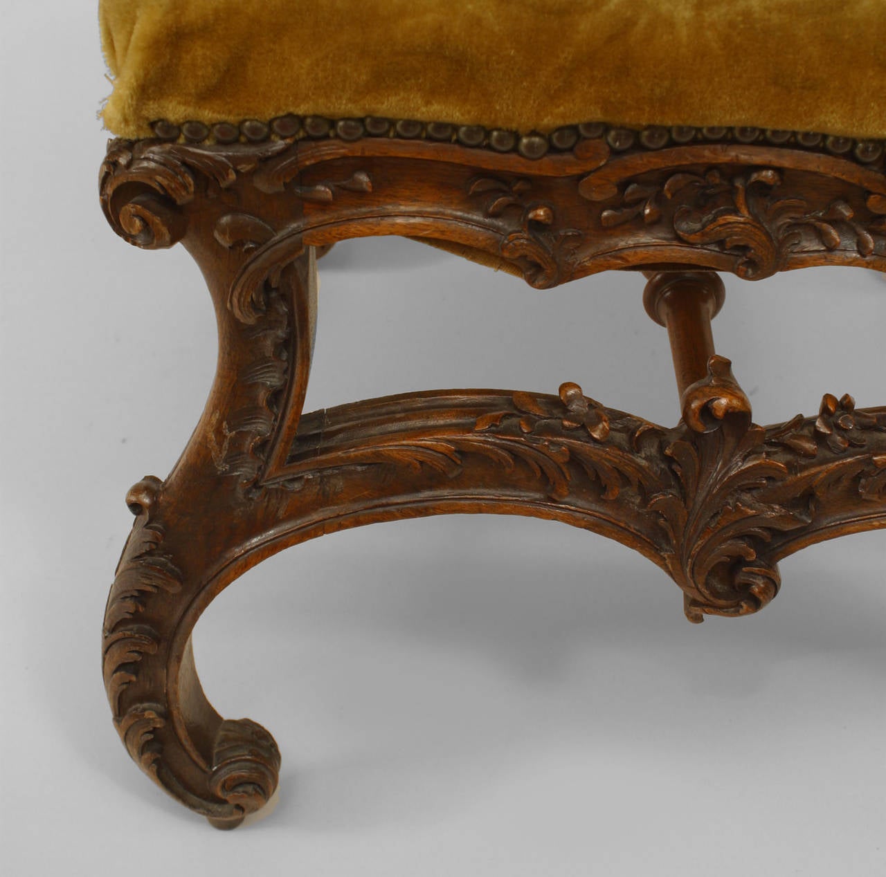 Italian Rococo Style Gold Velvet Bench In Good Condition For Sale In New York, NY