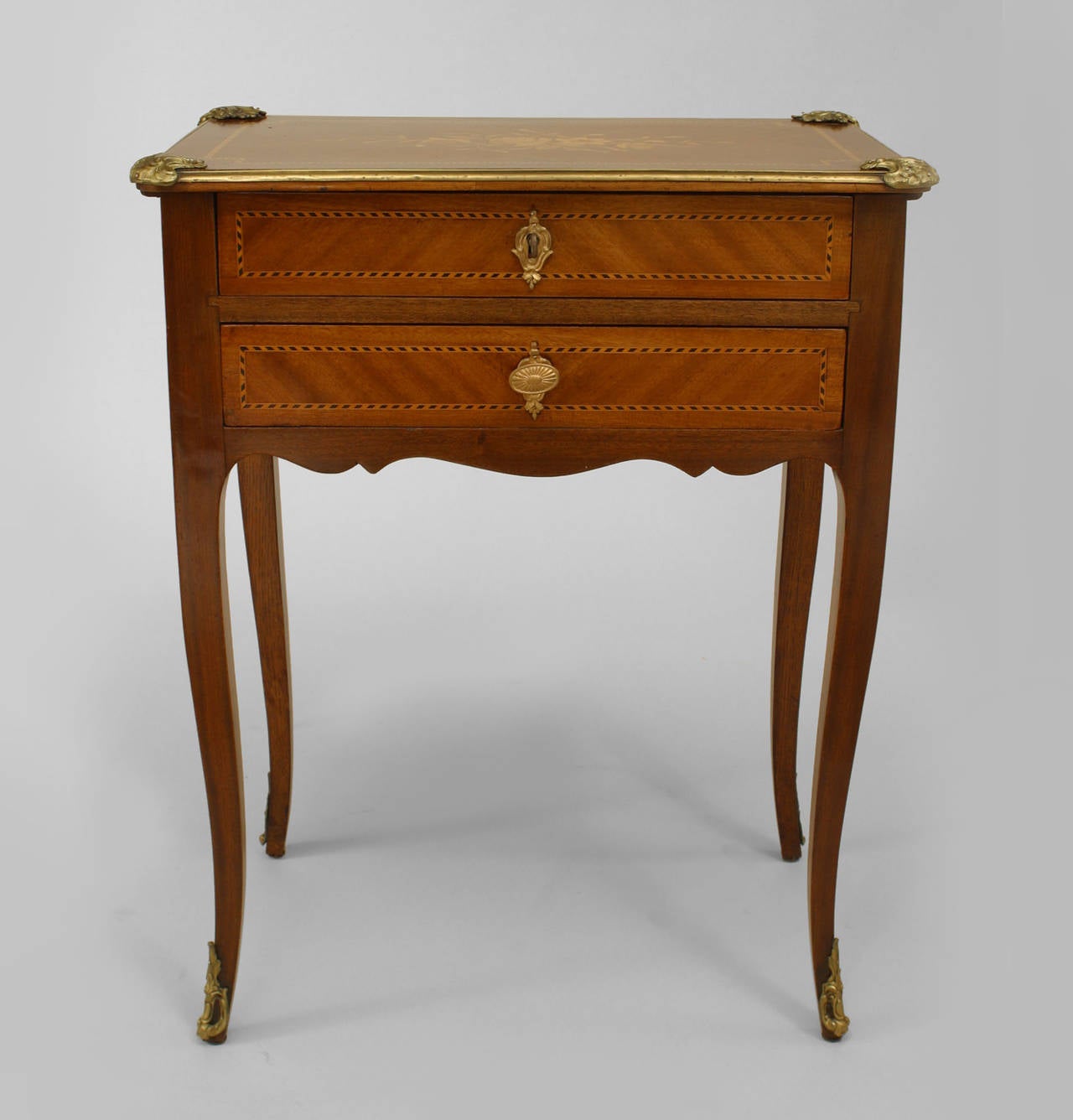 French Louis XV Style Kingwood Veneer End Table In Good Condition For Sale In New York, NY
