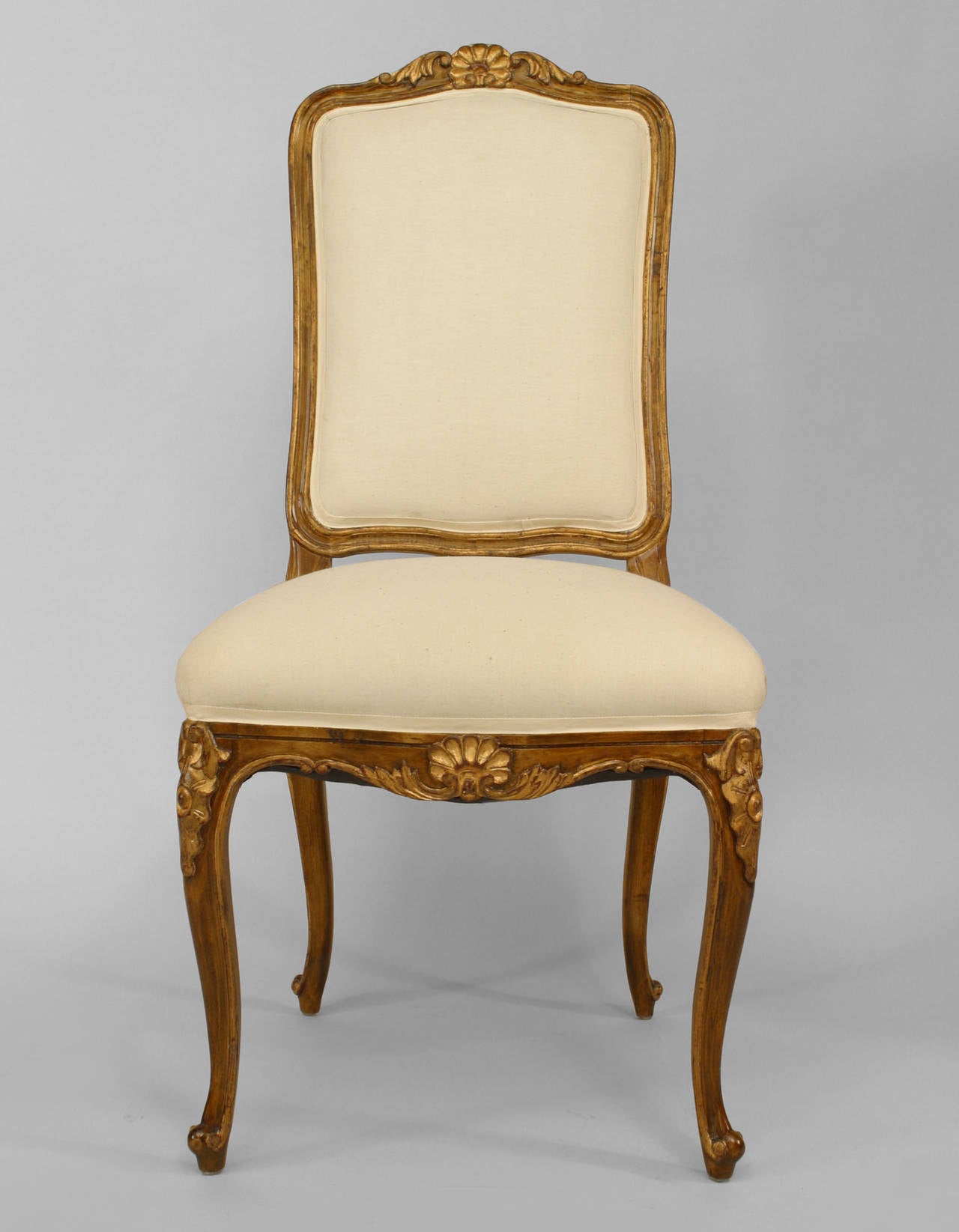 Satz von 6 französischen bemalten Louis-XV-Beistellstühlen (Geschnitzt) im Angebot