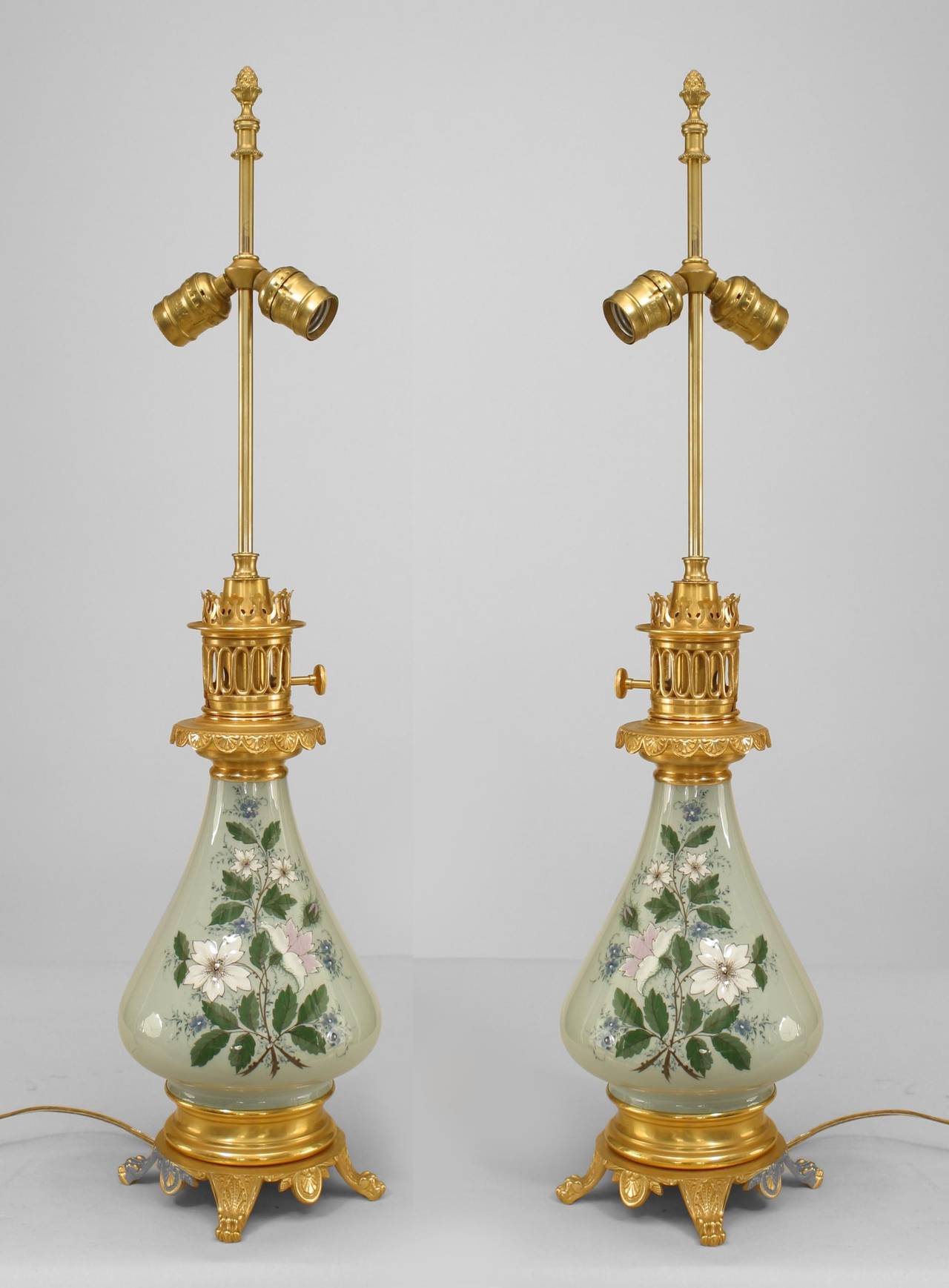 Paire de lampes en porcelaine pate-su-pate céladon de l'époque victorienne, à décor floral, avec base et garniture en bronze doré. (Huile à l'origine, câblée pour l'électricité) (PRIX PAR Paire).

Livré sans abat-jour