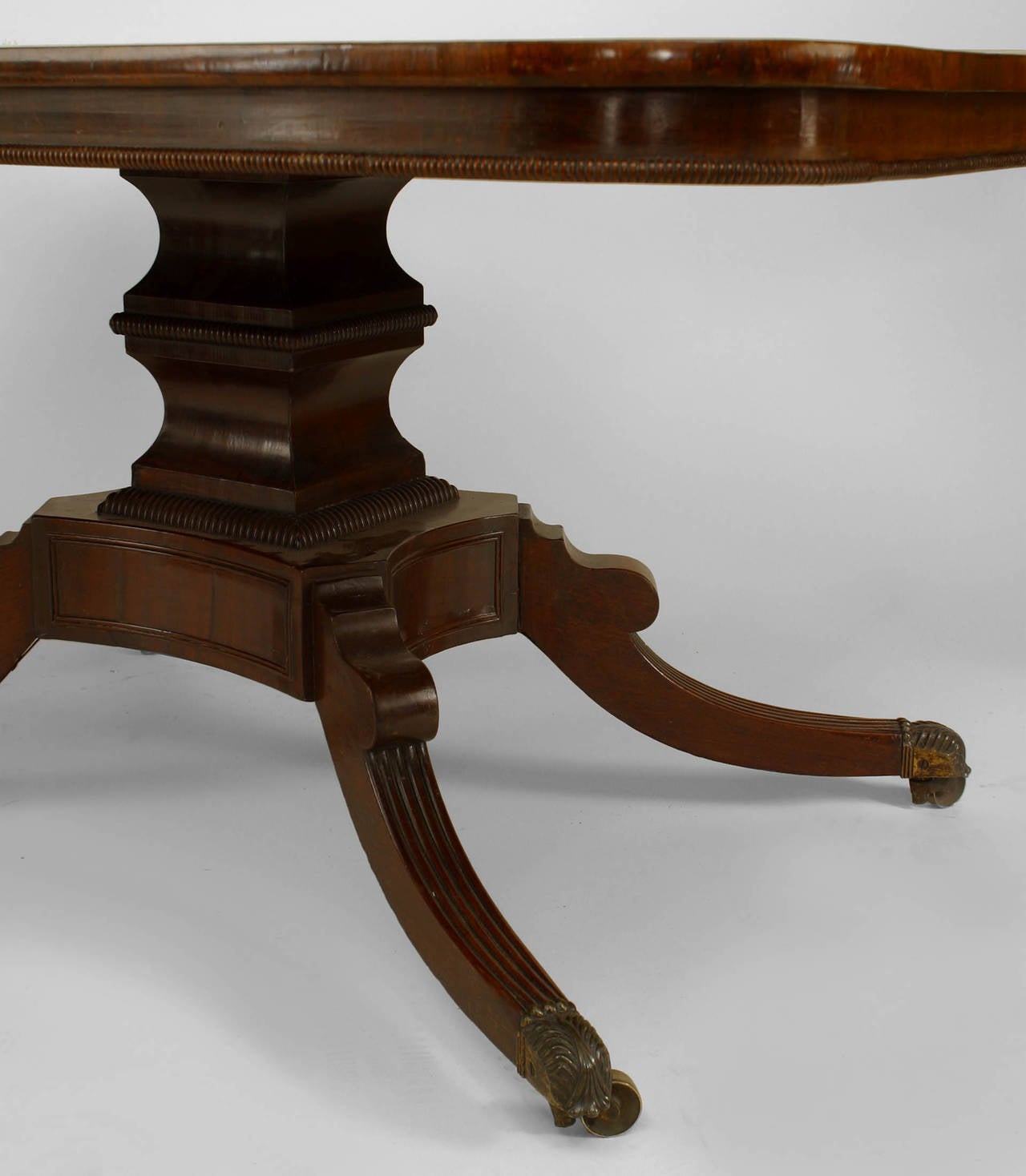 English Sheraton Mahogany Dining Table In Good Condition For Sale In New York, NY