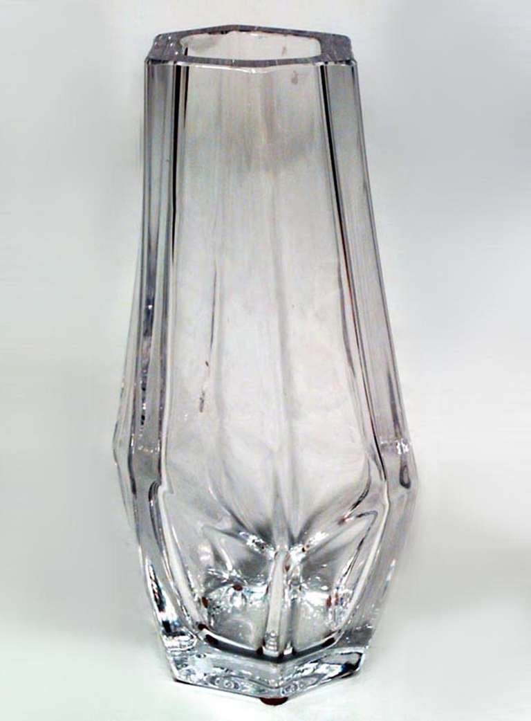 Grand vase en cristal de forme hexagonale (signé : Daum France)
