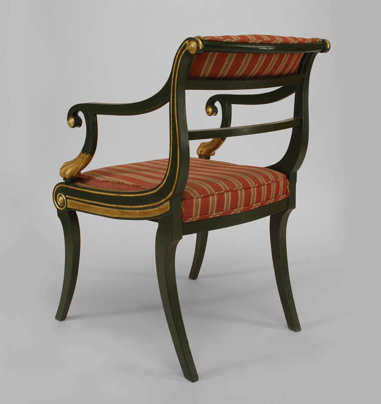 Satz von 12 englischen Regency-Sesseln mit Polster aus grünem und vergoldetem Damast im Zustand „Gut“ im Angebot in New York, NY