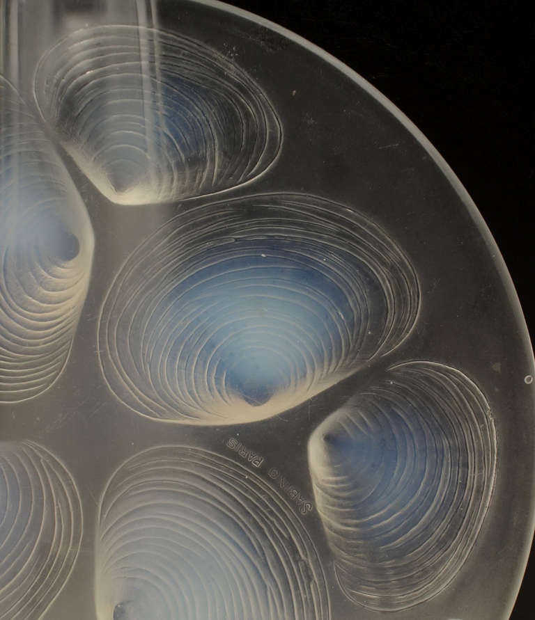 French Art Deco Opalescent Clam Shell Plate In Excellent Condition For Sale In New York, NY