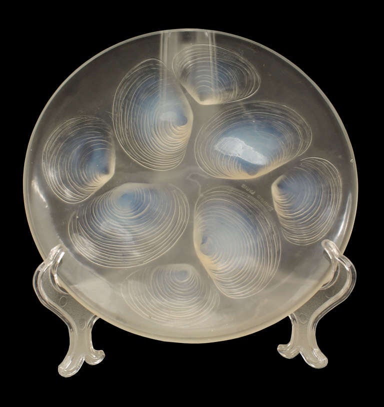 French Art Deco opalescent round glass plate with clam shells in relief (signed: SABINO PARIS)
