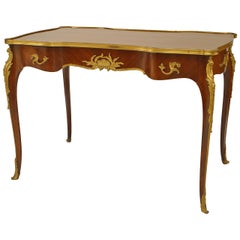 Bureau de table en bois de roi de style Louis XV avec incrustation de marqueterie