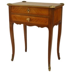 Mesa auxiliar francesa estilo Luis XV chapada en madera de Kingwood