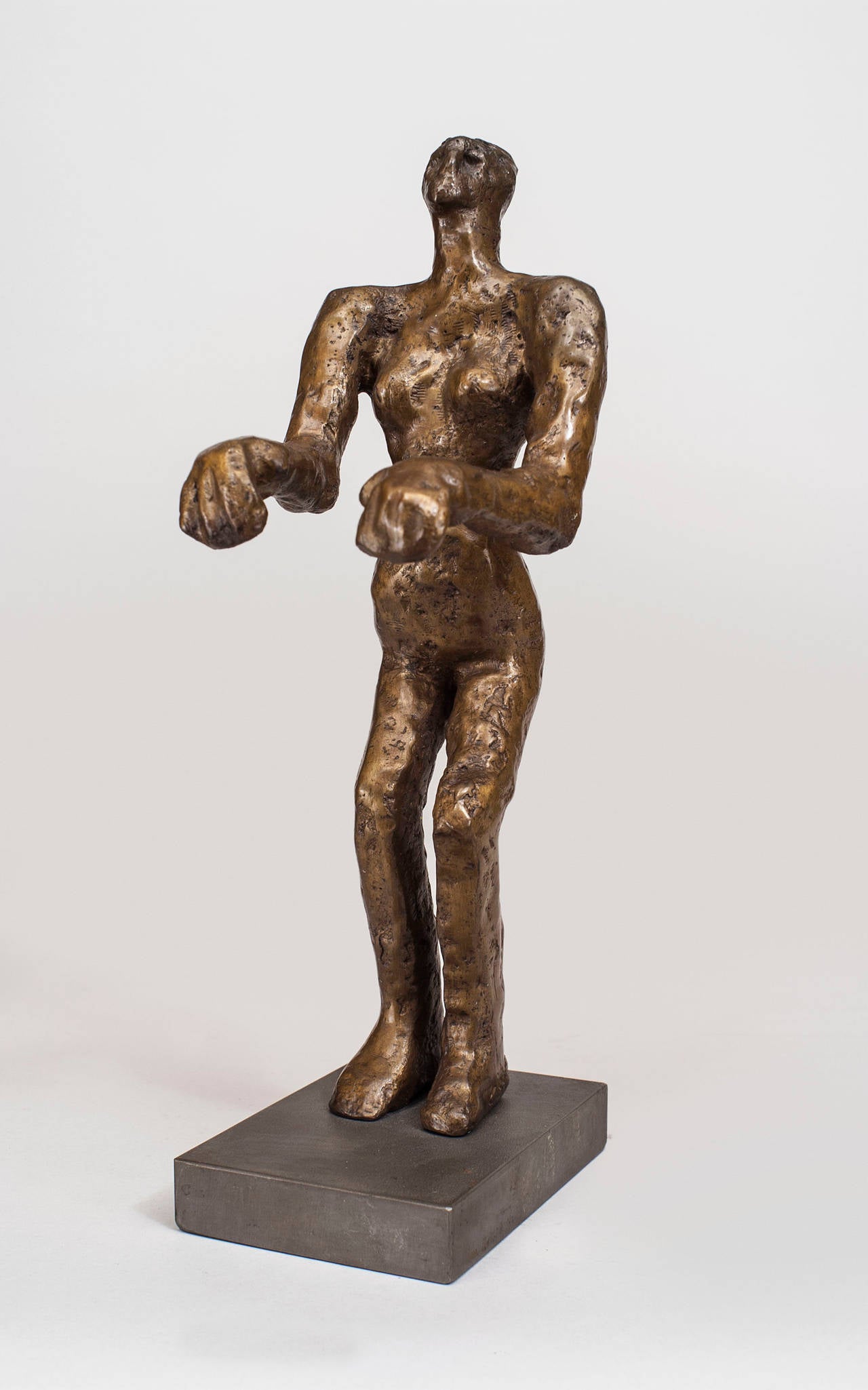 Amerikanische Post-Modern Design Bronzeskulptur einer Figur mit gesenkten Armen und gebeugten Knien auf einem rechteckigen Sockel, (signiert: CAROL BRUNS, betitelt 